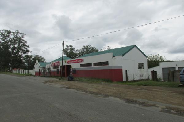 MACLEANTOWN - Rural business premises, located just off the N2, some 30km from East London and surrounded by an expanding village and a ...