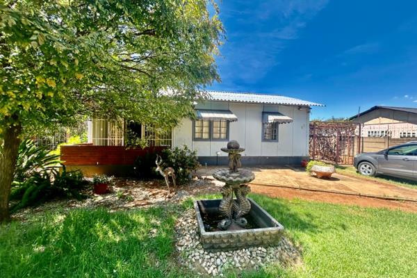 2 bedroom house for sale on the ideal side of Vanderbijlpark CW6. Family home with modern touches throughout! Kitchen with an ...