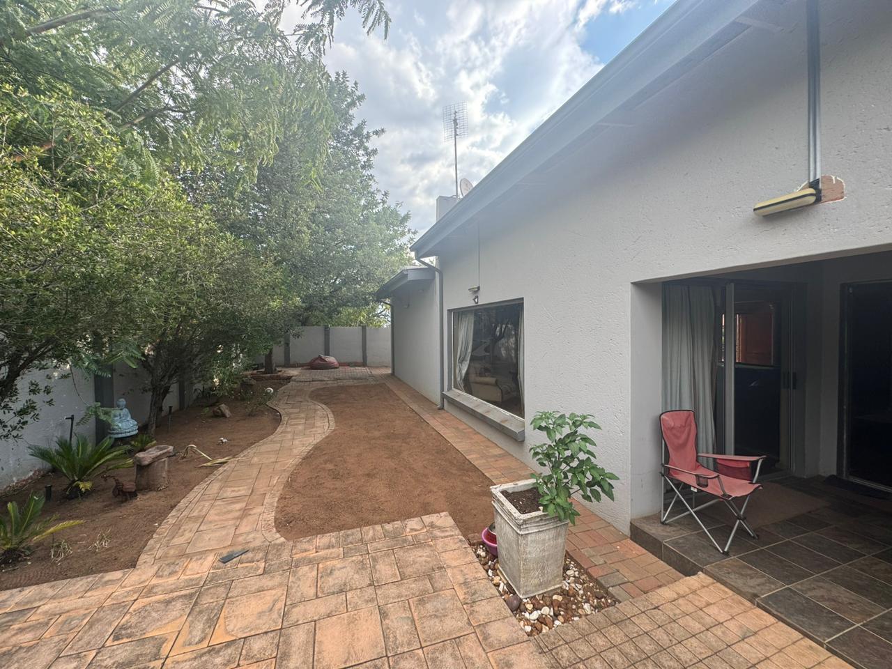 2 Bedroom Townhouse for sale in Wilkoppies - P24-114166440