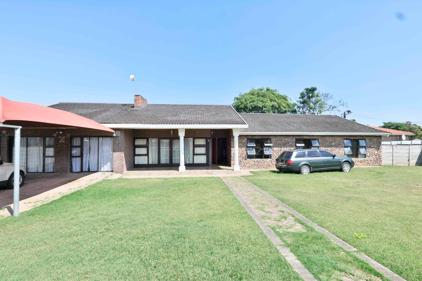 6 Bedroom House for sale in Vanes Estate 13 Elemans Street P24