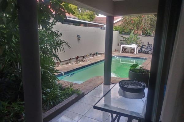 Lock up and go !

3 Spacious bedrooms 

Open plan dining and Kitchen

Pool plus built in braai

Big Garden and Pet ...