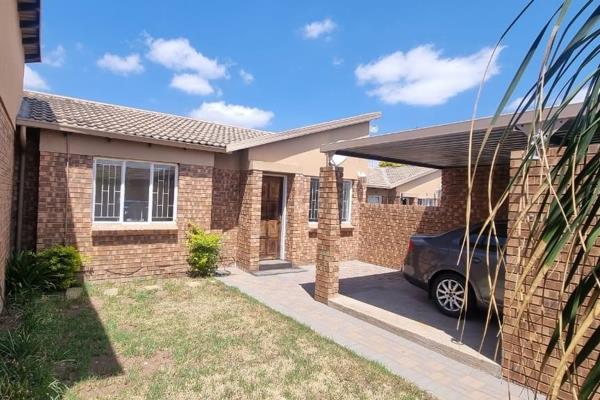 This lovely unit is well located in a security estate in Bendor walking distance from Bendor Sasol Garage and Platinum Park. This ...