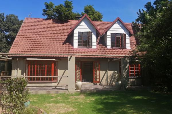 This 4-bedroom double storey house is situated on a small holding in Glen Austin AH ...