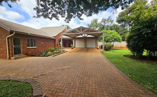 5 Bedroom House for sale in Garsfontein