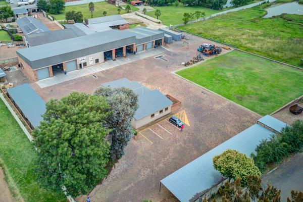 Location: Fairleads, Benoni

Property Type: Office Space with Warehousing
Warehousing: Approximately 700m2
Additional Features: ...