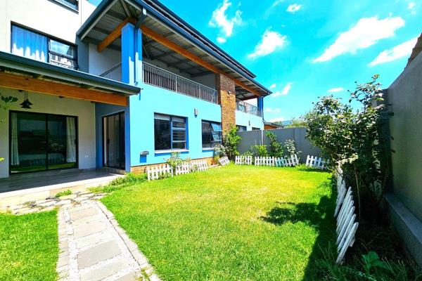 Modern Ground Floor Town House with spacious 3 Bedroom, Open Plan Kitchen, Dining and Lounge, 2Bed, Covered Patio, Private Garden, 2 ...