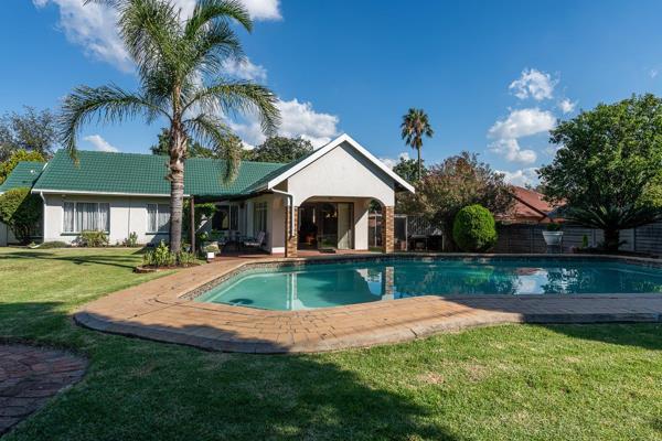 Spotless and clean- Well laid out and a charming feel. Another exclusive mandate by Rosie Viljoen Real Estate. Unique home on well sized stand is waiting for its loving new owners.

Features.
3 sunny bedrooms.
2 neat ...