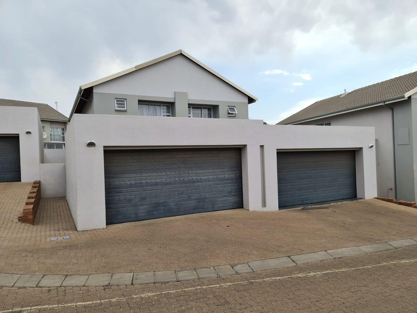 3 Bedroom Apartment / flat for sale in Die Heuwel Ext 2 - P24-114180703