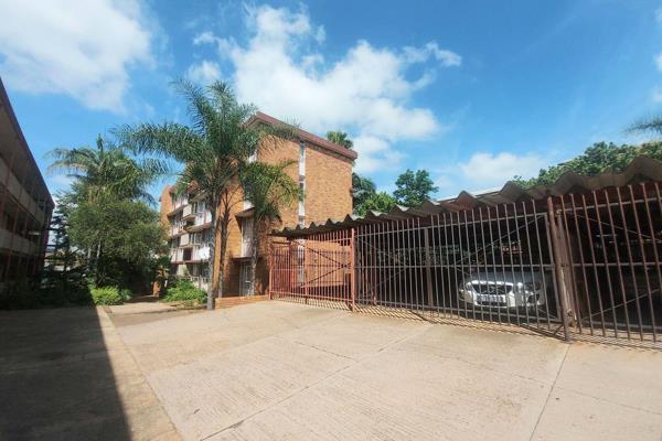 This is a lovely 3 Bedroom Apartment situated in Mountain View opposite a park with an ...