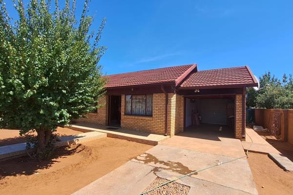 Lovely 2 Bedroom house with 1 bathroom in Mothibistad, a drive through garage and 1 x carport at the back of the house

