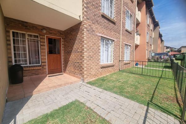 This lovely ground floor unit in a very secure security complex of Peeble Greek is perfect for the new family.
It offers you these ...