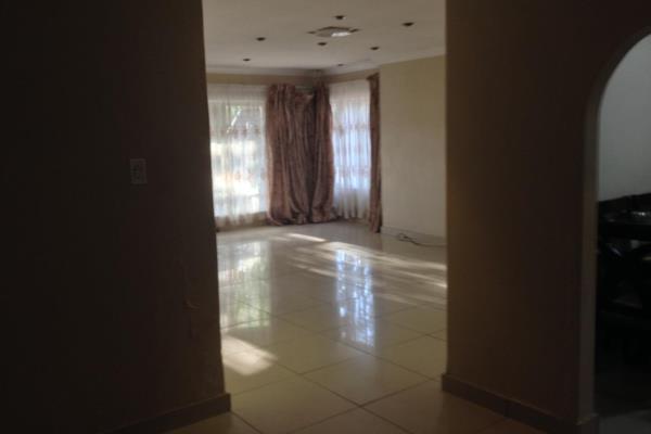 Commune in the Edenvale Avenues 

Single working professionals only, one car per person.

The commune consists of...

- 8 rooms ranging ...