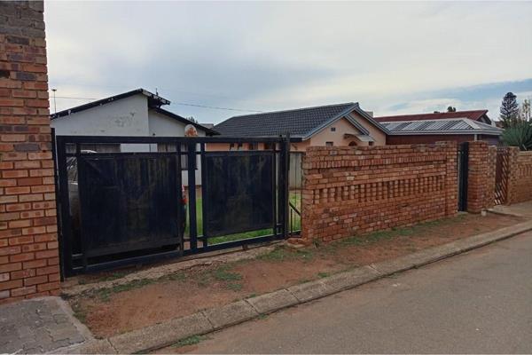 This is your chance to own a stunning full title house situated in the sought-after Mapetla area of Soweto. Boasting 3 bedrooms, 1 ...