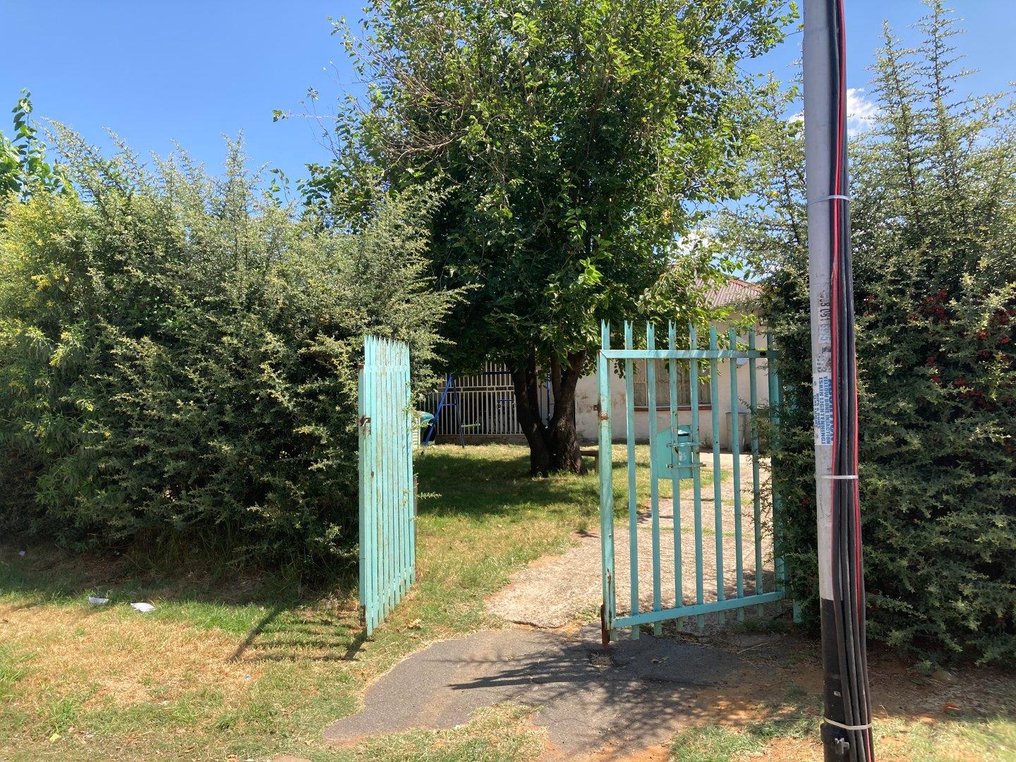 2 Bedroom House for sale in Regents Park P24114186390