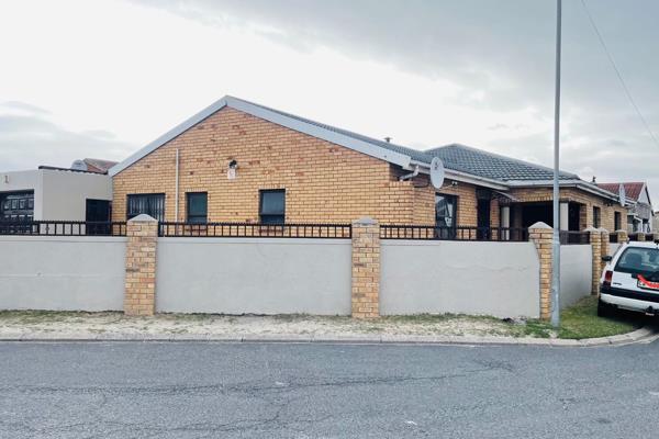 Show house on appointment!!

5 - Bedroom, face brick, large family home on a +/- 365 sqm plot in Tembani, Khayelitsha .

This property ...