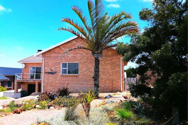 This Face brick home is in Stilbaai Heights at the end of a quiet road and borders farm ...