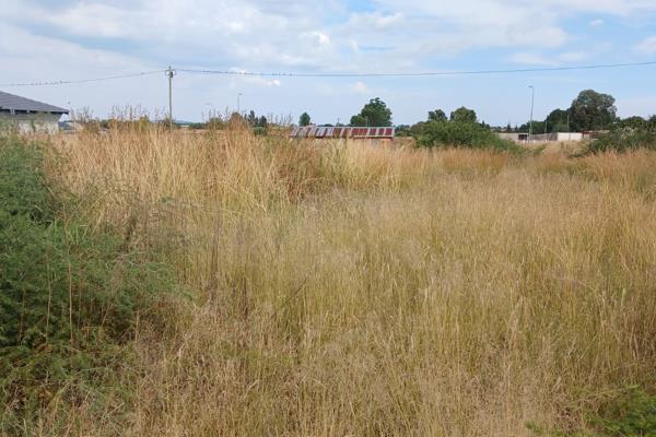 Vacant land features features: 

Land size is 996 m2

It is in a built-up area and located on a tarred road. 
There is no  ...