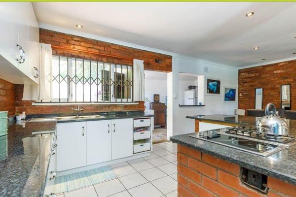 Very secure modern and offer high quality fittings and finishes.

The house has:

3 x large bedrooms all with plenty BICS
Master ...