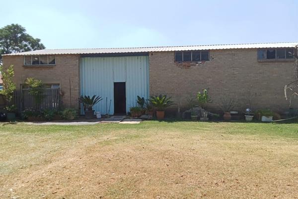 This property is situated in the Agricultural Holding near town, schools and shopping centers.

The property offers the ...