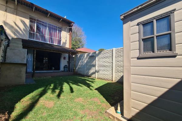 This duplex in Brakpan offers:
Downstairs:
Carport
Small yard space
Kitchen
Lounge and dining room
Upstairs:
2 Spacious bedrooms with ...