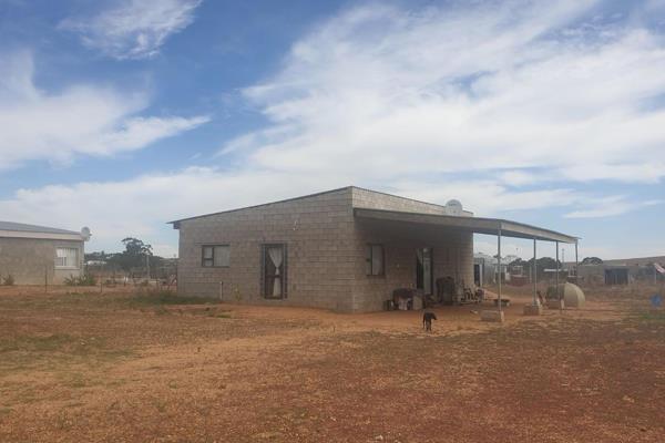 EXCLUSIVE SOLE MANDATE
This almost 2000m2 property is located in the serene countryside of Moorreesburg - the heart of the Swartland. ...