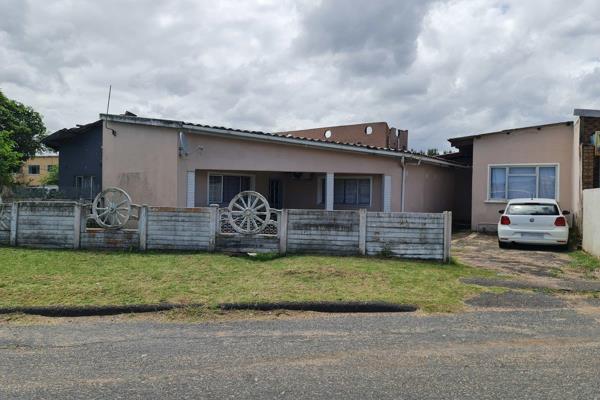 AZMAX ESTATE AGENTS introduces this affordable family home with granny flat in Merebank, Durban. 

The property is on road level and ...