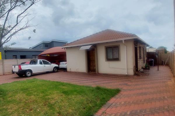 3 bedroom house
2 bathroom
Kitchen
Lounge 
Carport 
Well located in The orchards easy access to main road , schools 

