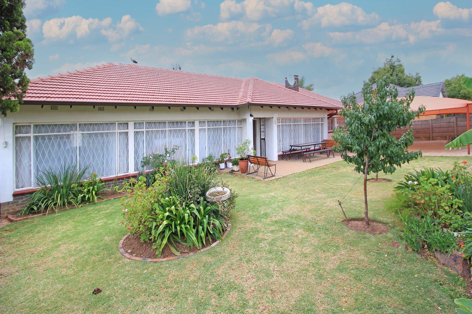 5 Bedroom House for sale in Farrarmere P24114199637