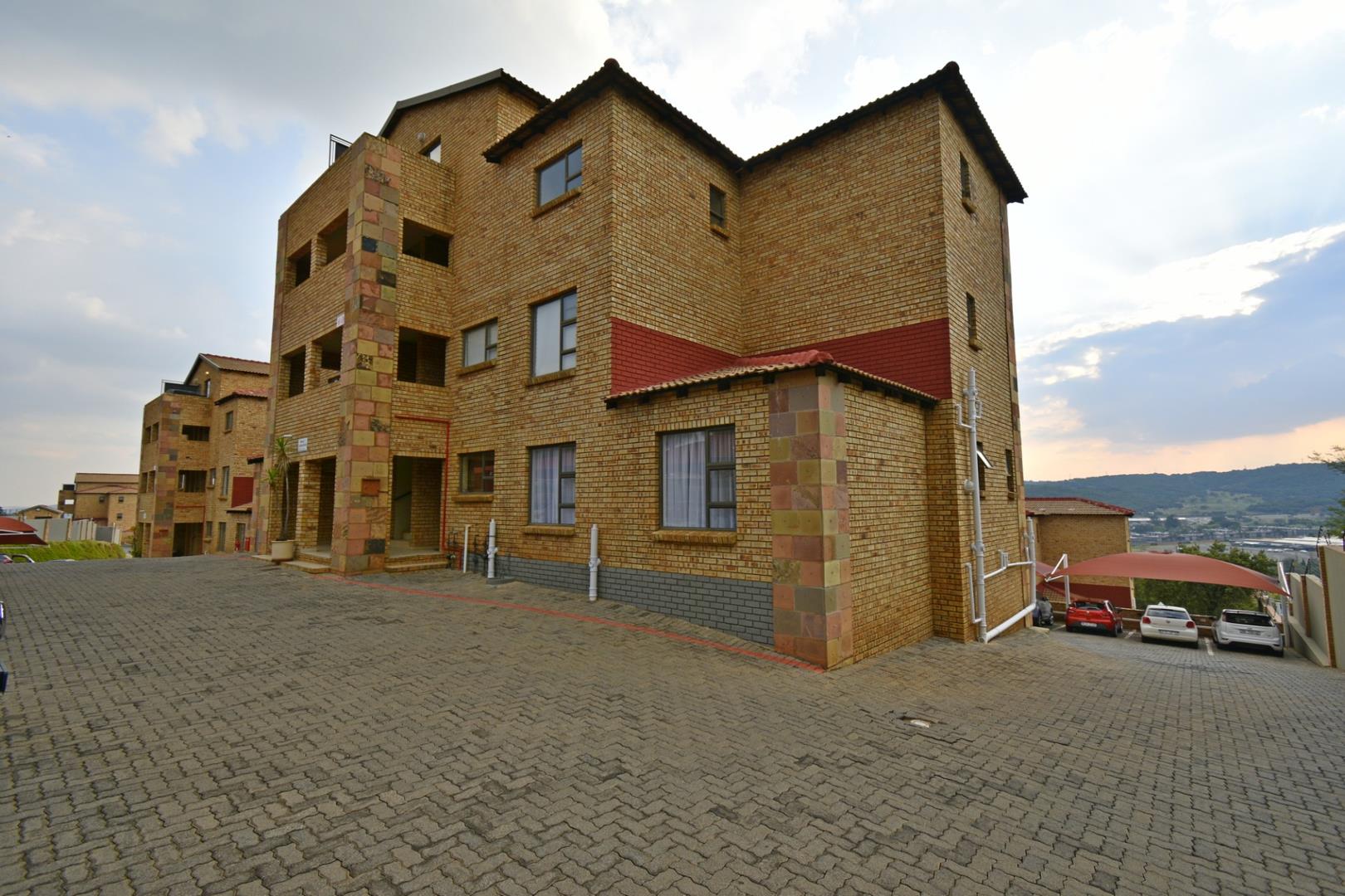 3 Bedroom Townhouse for sale in Mulbarton P24114200957