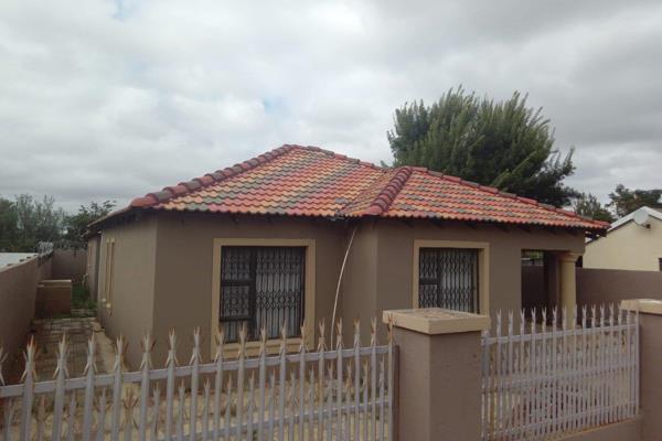 2 houses in one yard
Main house 

3 big rooms
Lounge
Kitchen
Bathroom 
Ensuite ...