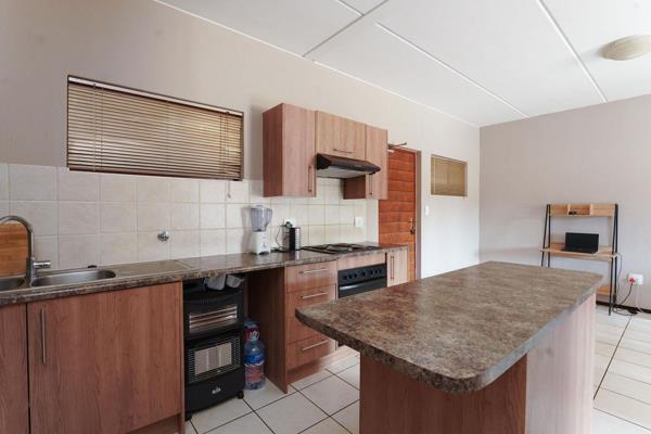 This first floor 2 Bedroom 2Bathroom apartment with a carport is situated across from Olivedale Private Hospital.
The complex has ...