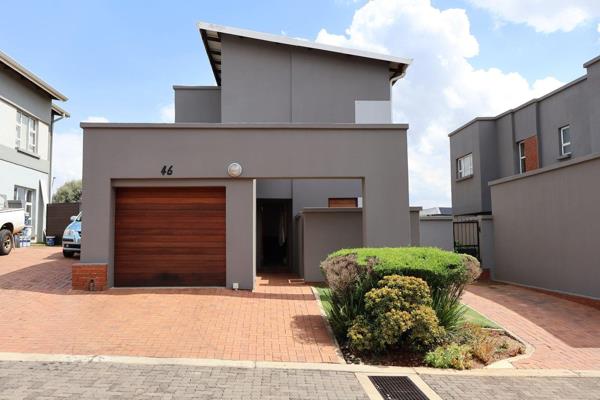 This lovey 3 bedroom 2.5 bathroom  (main en suite) home will captivate you with its remarkable modern design. Features include a large ...