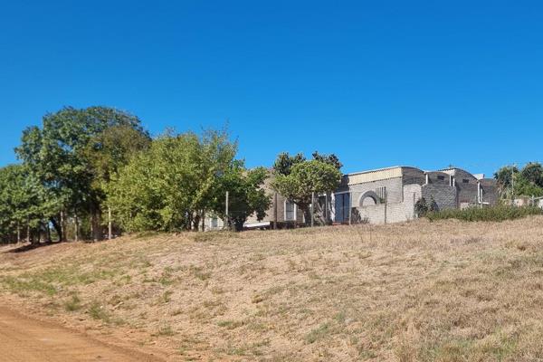 This solid build house on an extra-large 1600 sqm plot, well situated in the upper west side of Darling , calls out for a full ...