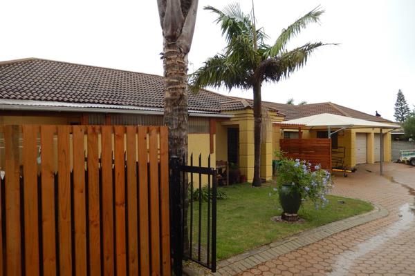 Duet home in hartenbosheuwels.
Perfect family home!

This Duet is situated in a quiet vicinity.  Has lots to offer.

Open plan ...