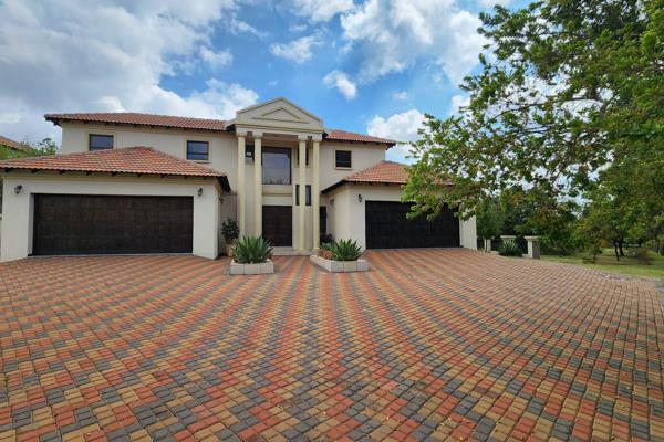 A large family home to rent in Stoneridge Country Estate 

As you enter this property you will notice 4 garages for parking 

This ...