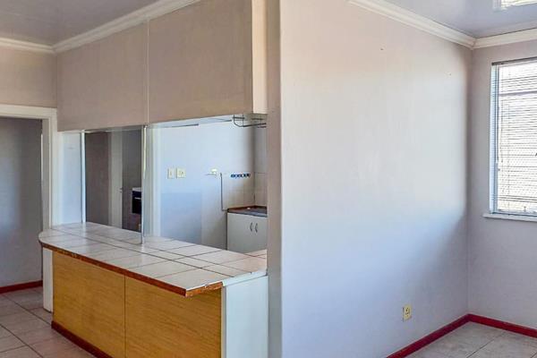 Spacious 3 bedroom apartment in the heart of Paarl. 
Situated on the first floor.
Open-plan lounge with ceiling fan, kitchen with ...