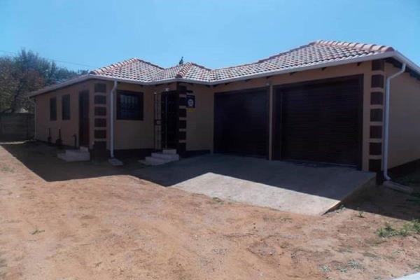 3 bedrooms and 2 bath
Electricity prepaid

deposit (R6500 OO) REFUNDABLE
Admin Fees R1395
ITC CHECK R395


PLEASE view by ...