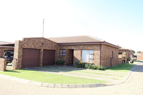 Open plan kitchen with separate laundry.
The 3 bedrooms is fitted with carpets, built-in cupboards and ceiling fans;
2 Hollywood ...