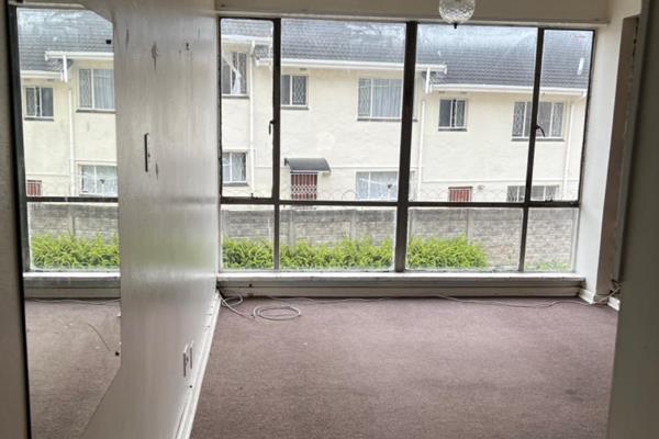 Clean 1 bedroom flat in a safe and secure complex in sort after quiet suburb of Saxilby. ...