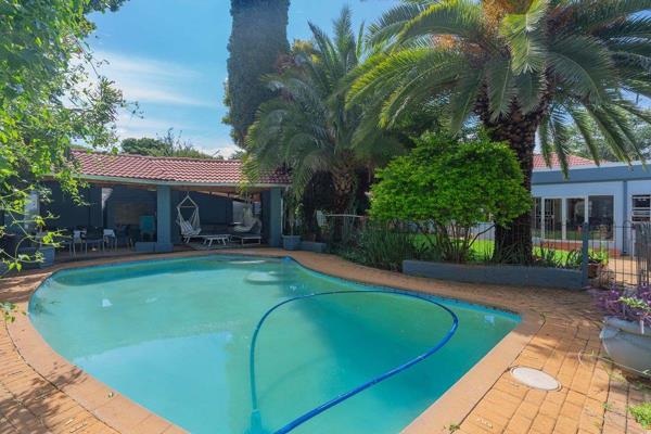 Large family home with 3 Bedrooms
Laundry, Double parking garage
Pool,
Braai Area Garden, Security
Kitchen, Laundry,
Cottage ...