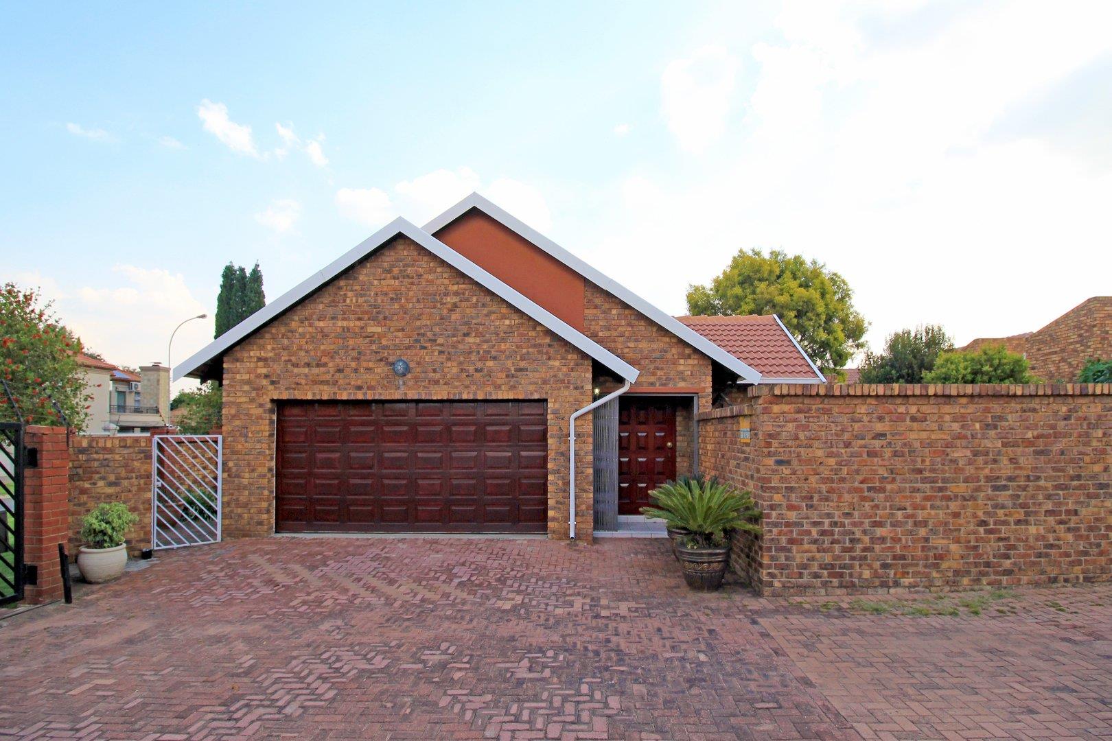 3 Bedroom House for sale in Farrarmere P24114215990