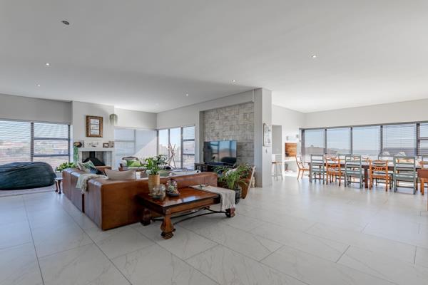 **EXCLUSIVE JOINT MANDATE **

Imagine soaking in the views, peace and tranquility while sipping that sundowner on the patio of this luxurious and pristine home. Built by a reputable Langebaan builder, with perfection on the cards, you can&#39;t wish for more.  Dual Living ...