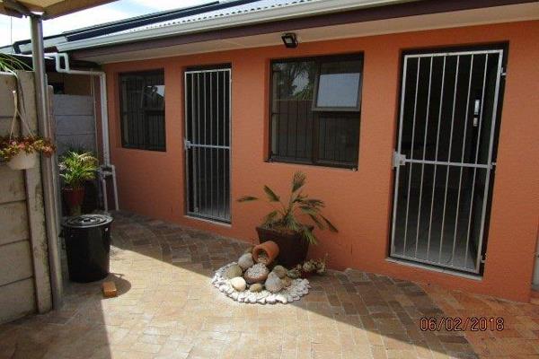 Very neat lock up and go in the heart of Brackenfell.  This cute and cosy, modern granny ...