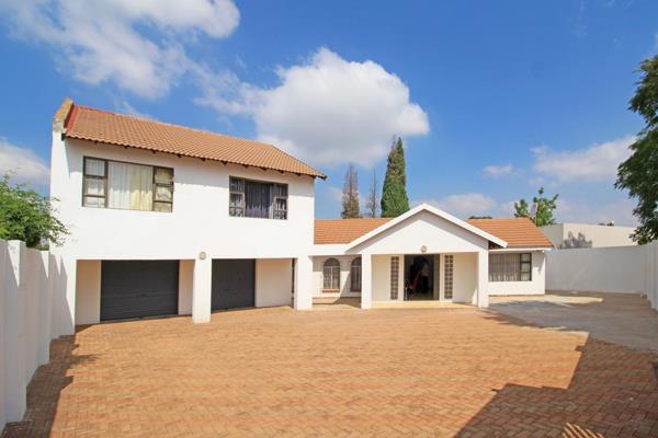 Well Maintained 4 Bedroom Family Home

3 Spacious Bedrooms
1 Study/4th Bedroom
2 ...