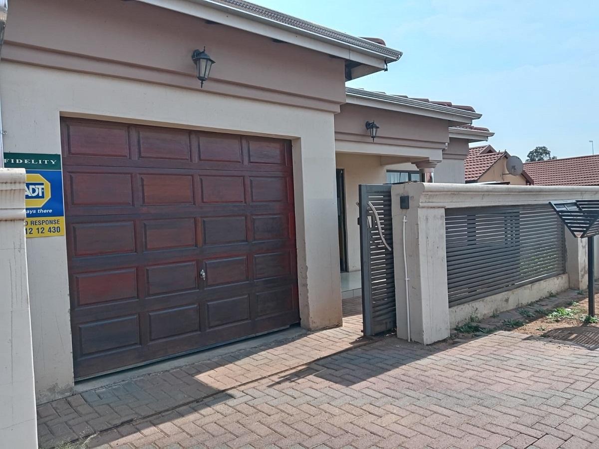 3 Bedroom House for sale in Vanderbijlpark CE7 - P24-114212916