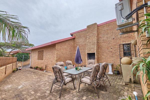 This attractive 3 bedroom Simplex with facebrick exterior, ample space, and 2 bathrooms is located in Amanzimtoti.

The kitchen ...