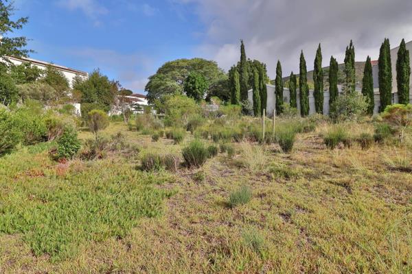 Explore the untapped potential of Fernkloof - two adjoining plots 455 m&#178; and 386 m&#178; totaling 841 m&#178;. Embrace the ...