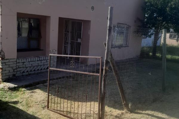 Family home in Ntselamanzi.

The house has 3 bedrooms, kitchen, lounge and 2 bathrooms.

The house is situated close to Hospital ...