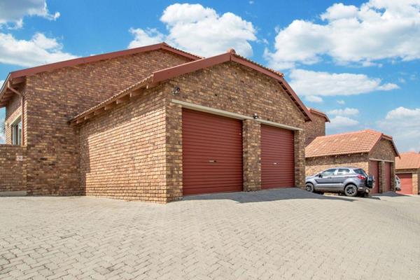 Spacious 3 bedroom, 2 bathroom unit within walking distance of Curro Wilgeheuwel.  Pet ...