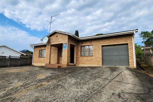 Welcome to this charming 3 bedroom face-brick home. Nestled in a close knit, tranquil suburb of Sunpark, in Craigieburn, an area known ...